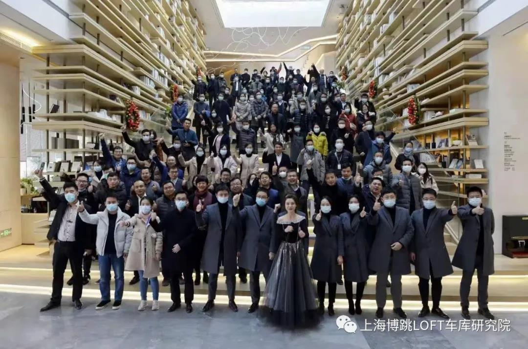 可克达拉全国一百多人在华侨城汉口道6号参观研讨LOFT专利车库技术！